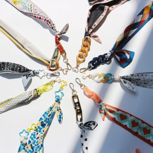 How do girls wear hair accessories